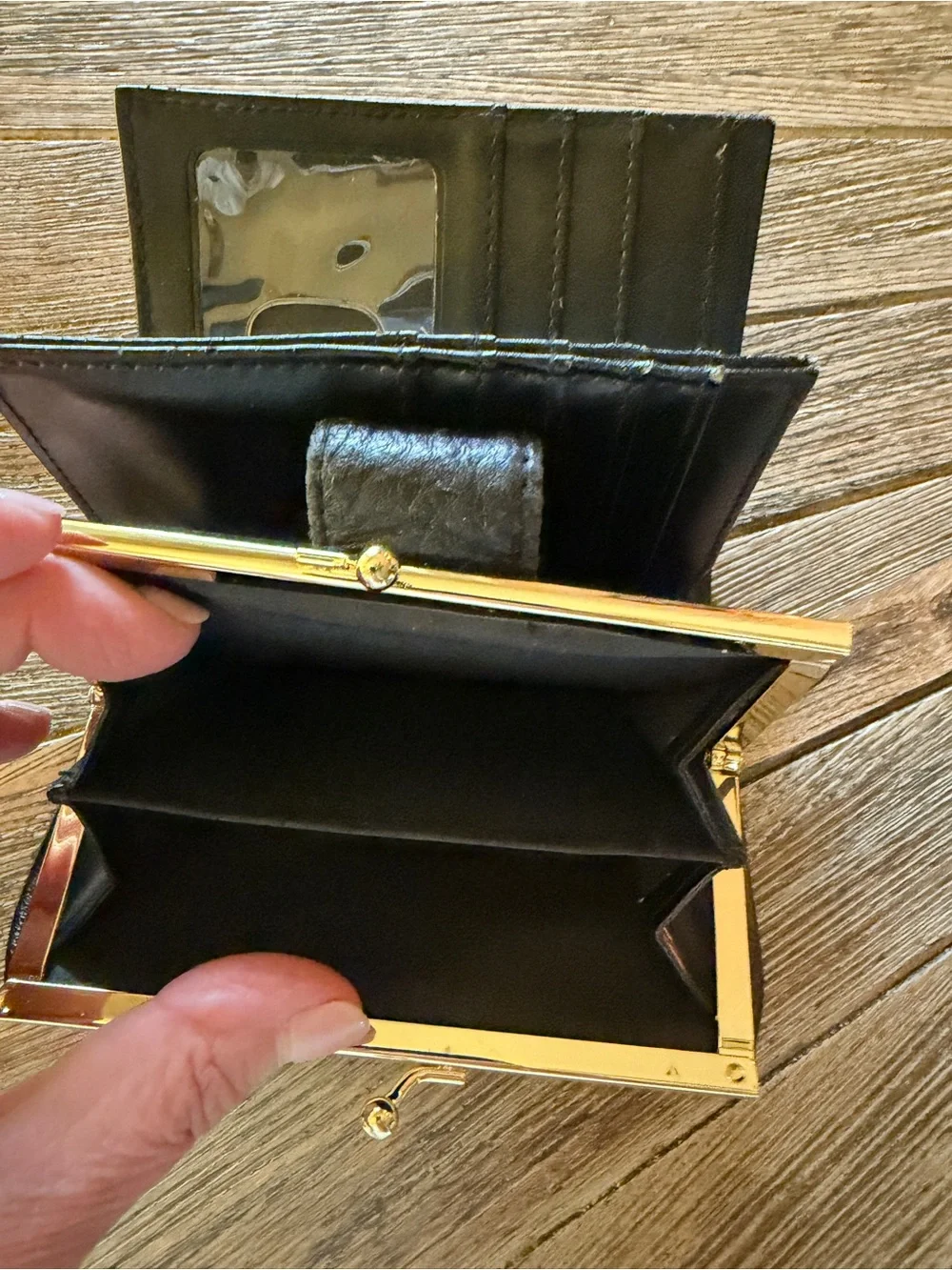 Buxton Women’s black Leather Trifold Wallet multi card compartment organizer